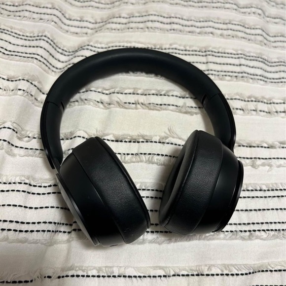 Beats Solo Pro - Picture 1 of 3